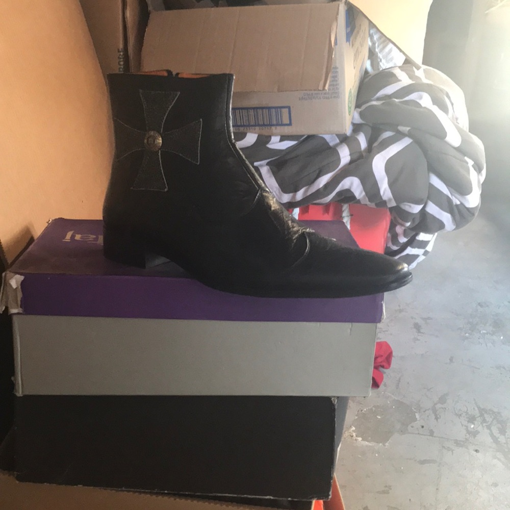 Boots - Picture 3 of 3